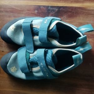 Lightly used EVOLV elektra climbing shoes. Greenish / Blue color